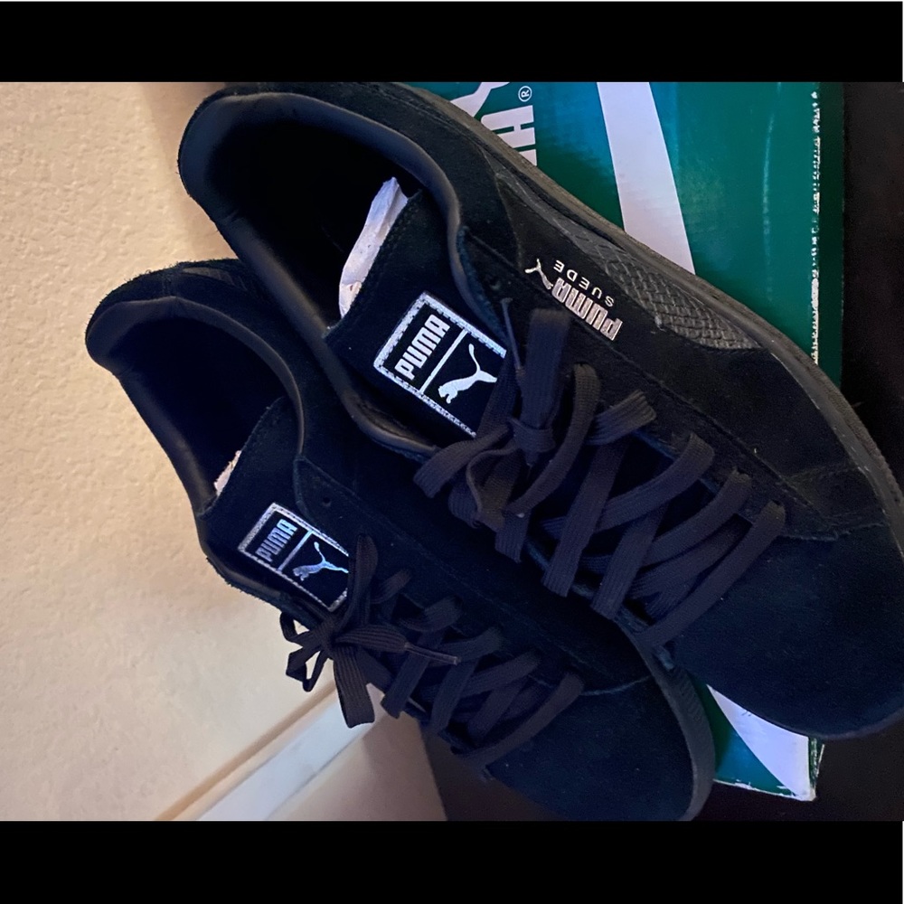 Suede pumas black and silver